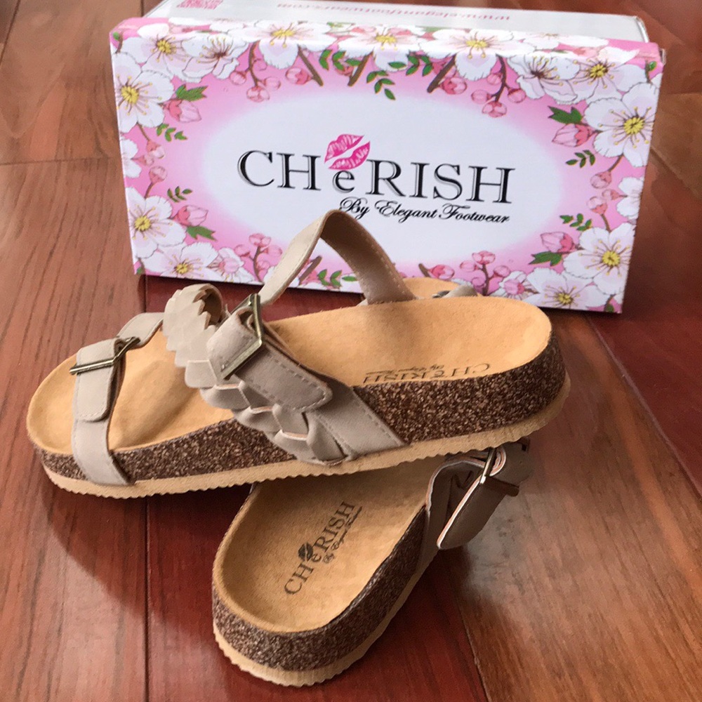 Buckle Sandals Taupe NWT. Size :5.5